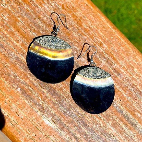 Abalone, Shell & Silver Filagree Ear Rings in a 1.5” across circle. Very light - Picture 2 of 3